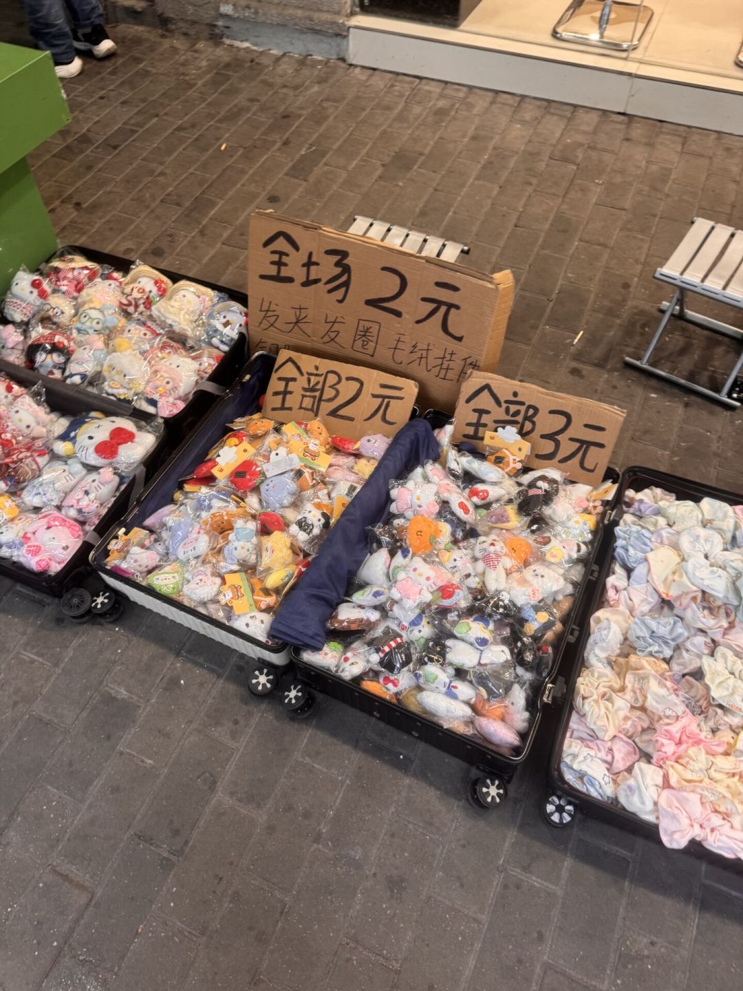 路边摊价格追平实体店:你多付的钱,一半给了成本,一半给了灯光