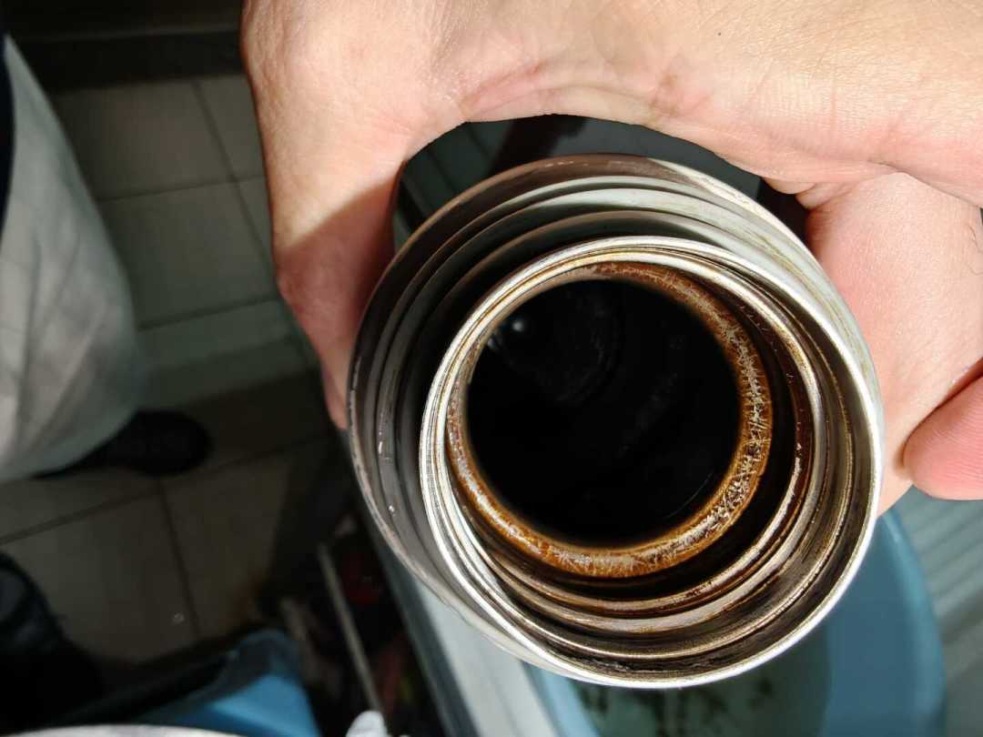 她把老公养了三年的茶垢刷得锃亮，全网吵成两派：这层垢不毒，但真不值得留