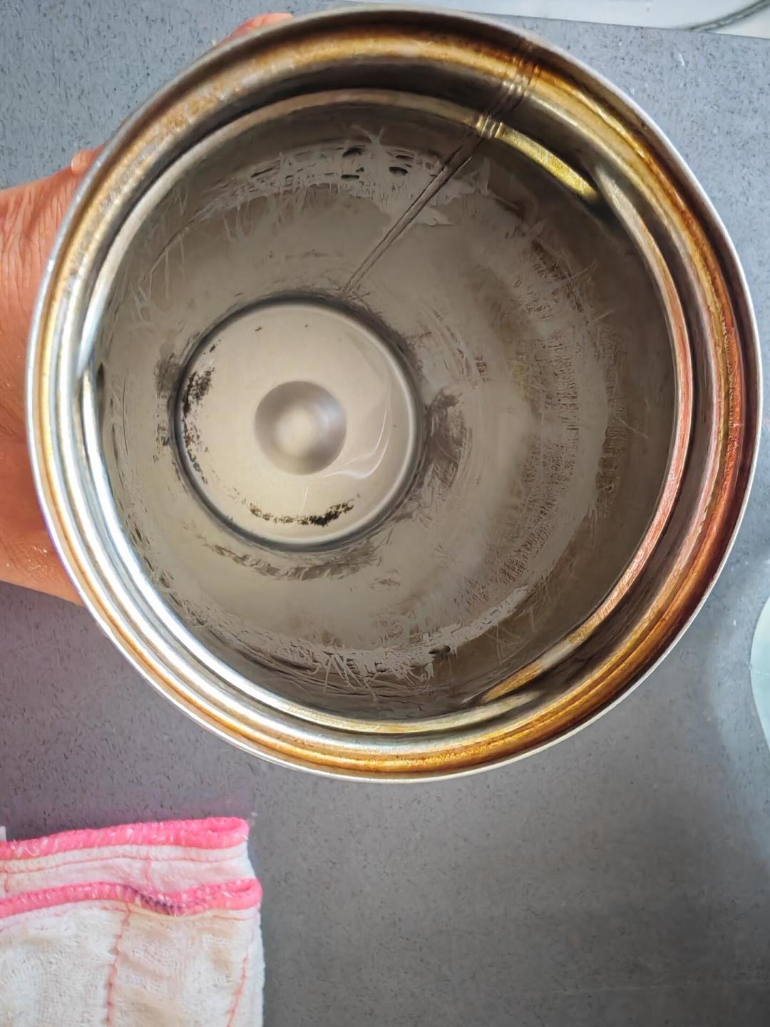 她把老公养了三年的茶垢刷得锃亮，全网吵成两派：这层垢不毒，但真不值得留