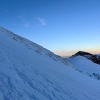 一千块登顶5000米：“人生第一座雪山”被砍掉的那一天