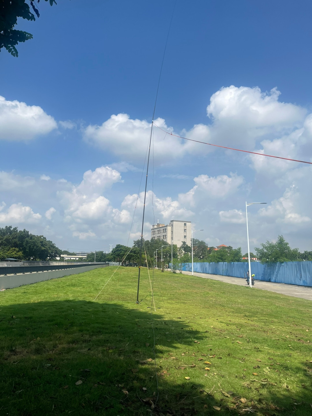不用换收音机！高楼公寓阳台加挂一根天线，他收到207个短波台