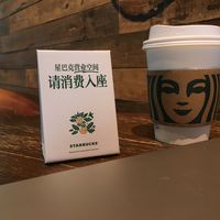 男子星巴克不消费占座劝离后报警：民警调解后男子离开了门店，律师认定"消费入座"不违法