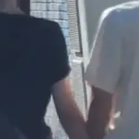 白百何新恋情疑似曝光：逛展牵手神秘男子引热议