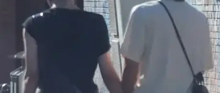 白百何新恋情疑似曝光：逛展牵手神秘男子引热议