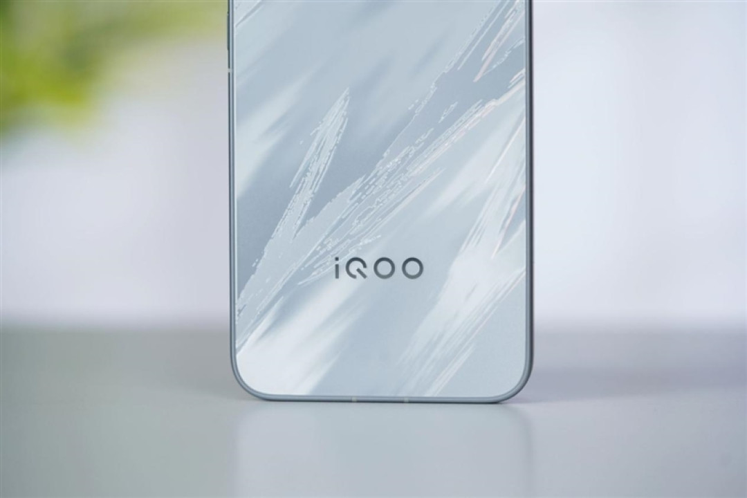 iQOO Neo12全面评测 风扇藏进镜头模组 重度玩家的新选择