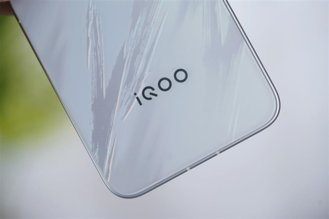 iQOO Neo12全面评测 风扇藏进镜头模组 重度玩家的新选择