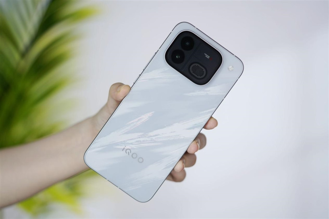 iQOO Neo12全面评测 风扇藏进镜头模组 重度玩家的新选择