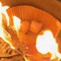 一根烤肠压不住那张垫纸？空气炸锅起火不止一起：预热别放纸、食物压实、宁小勿大