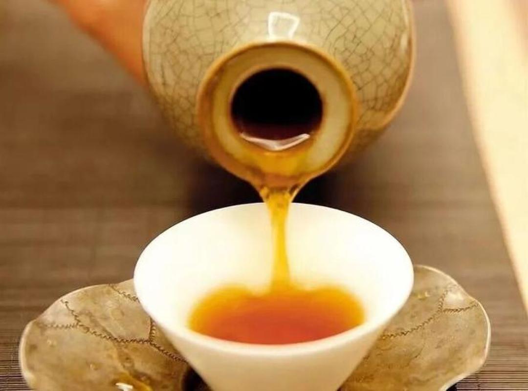 陶壶斟黄酒