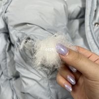 买羽绒服别看厚度看吊牌：充绒量、绒子、蓬松度，三行数定一件