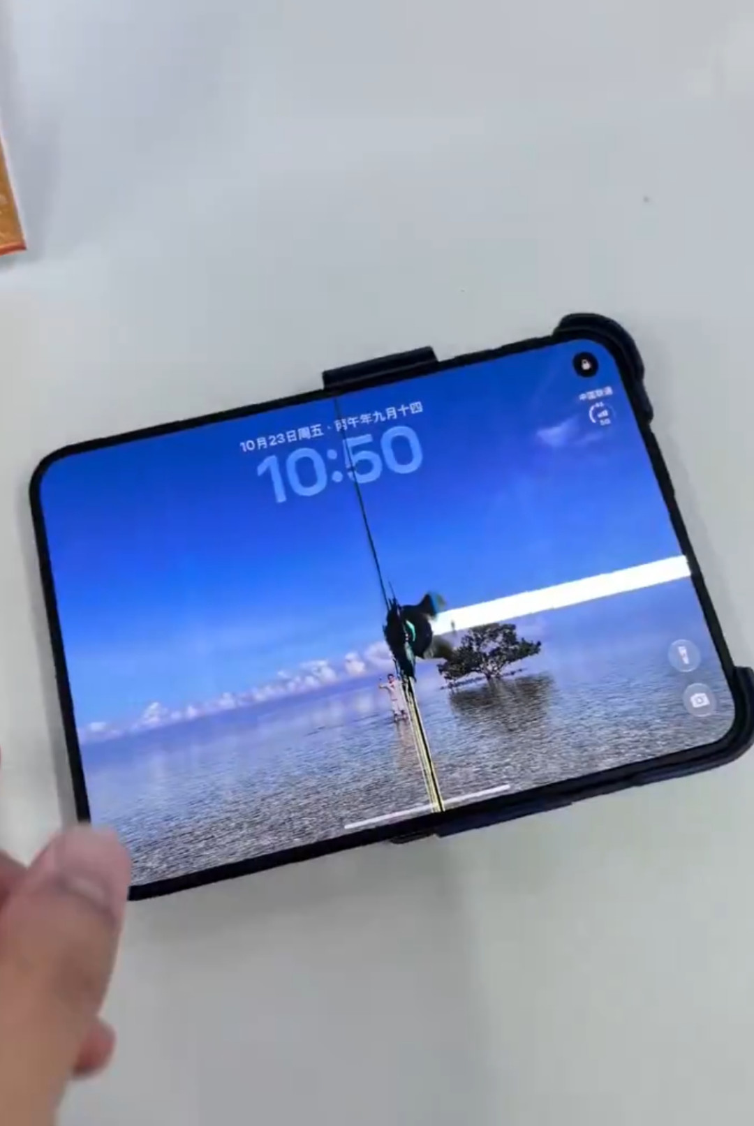 iPhone Duo 内屏开裂、苹果认账给换机,但 7998 块的换屏费先替初代折叠屏标好了价