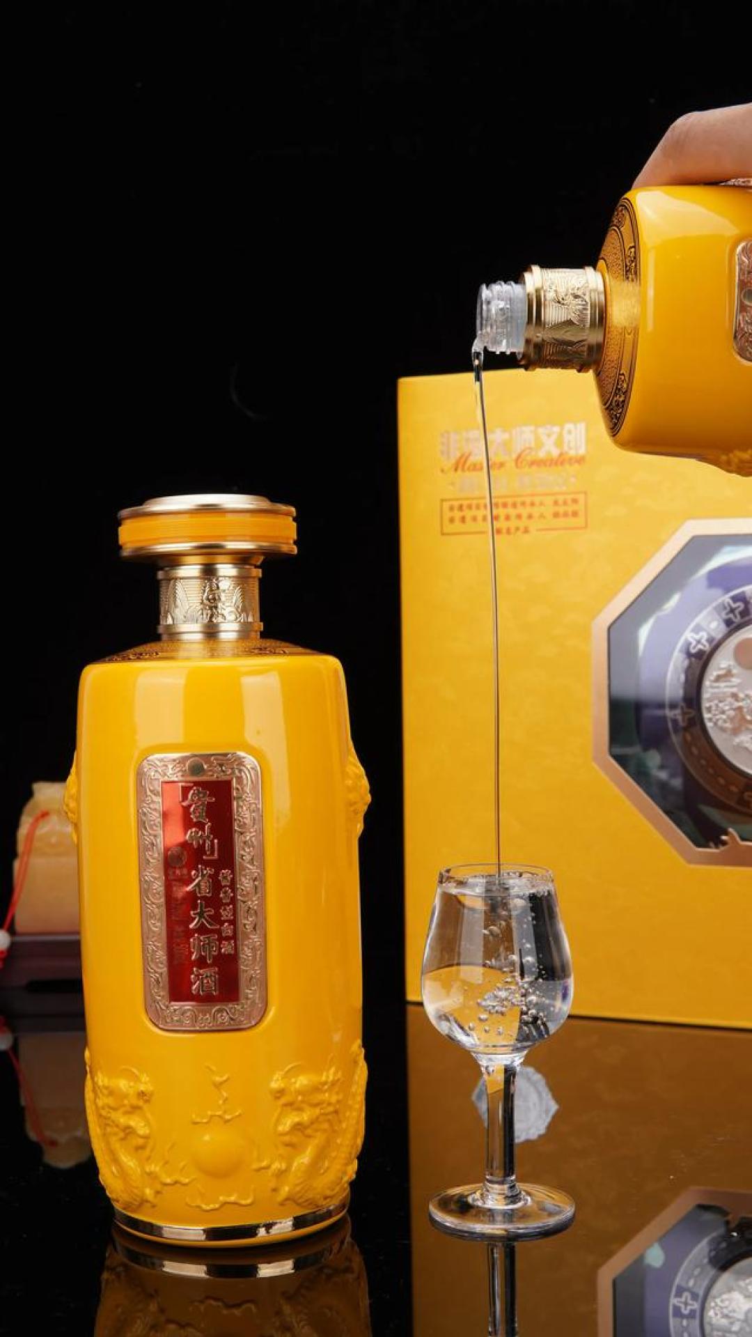 一瓶大师主题的酒正在倒酒