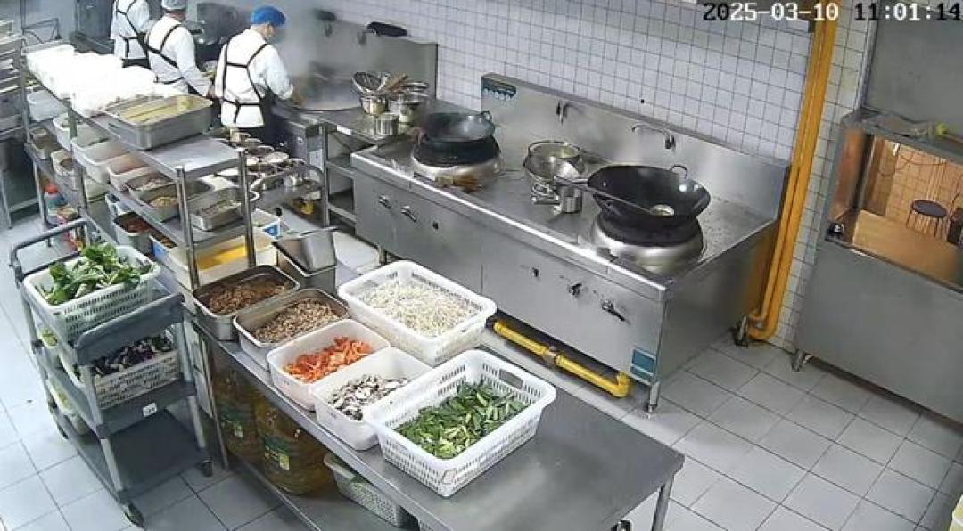 榜单第一的外卖店,镜头对着地面:央视暗访15家明厨亮灶,14家躲开后厨