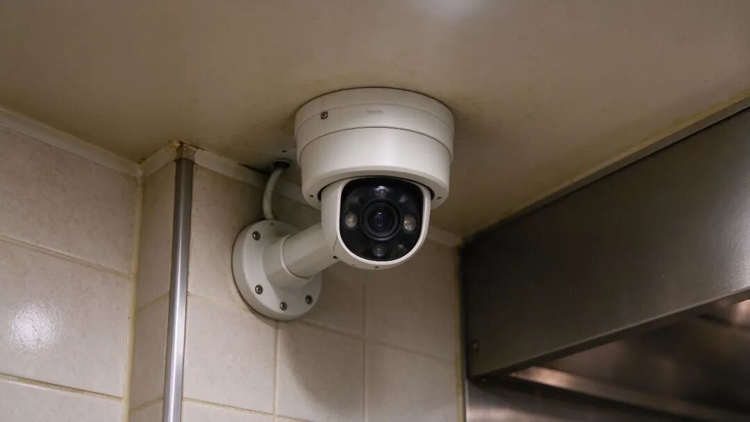 榜单第一的外卖店,镜头对着地面:央视暗访15家明厨亮灶,14家躲开后厨