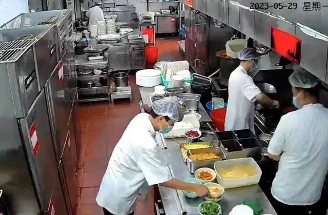 榜单第一的外卖店,镜头对着地面:央视暗访15家明厨亮灶,14家躲开后厨