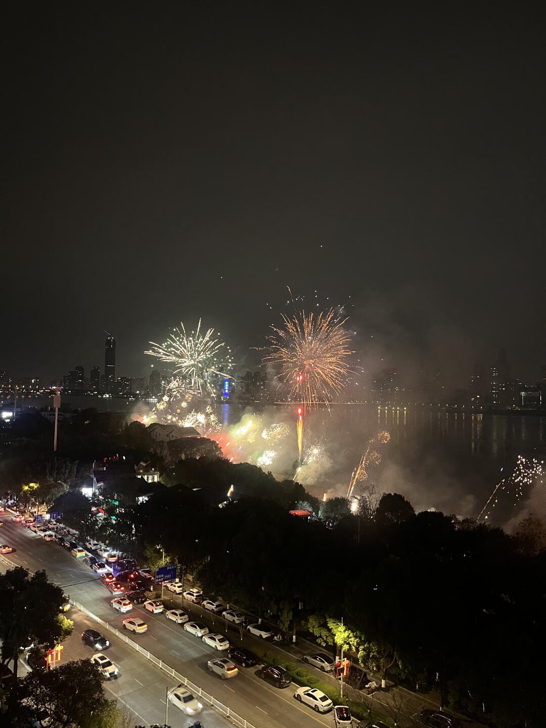 烟花就亮几秒钟,调参数根本来不及:跨年夜手机出片靠这3个动作