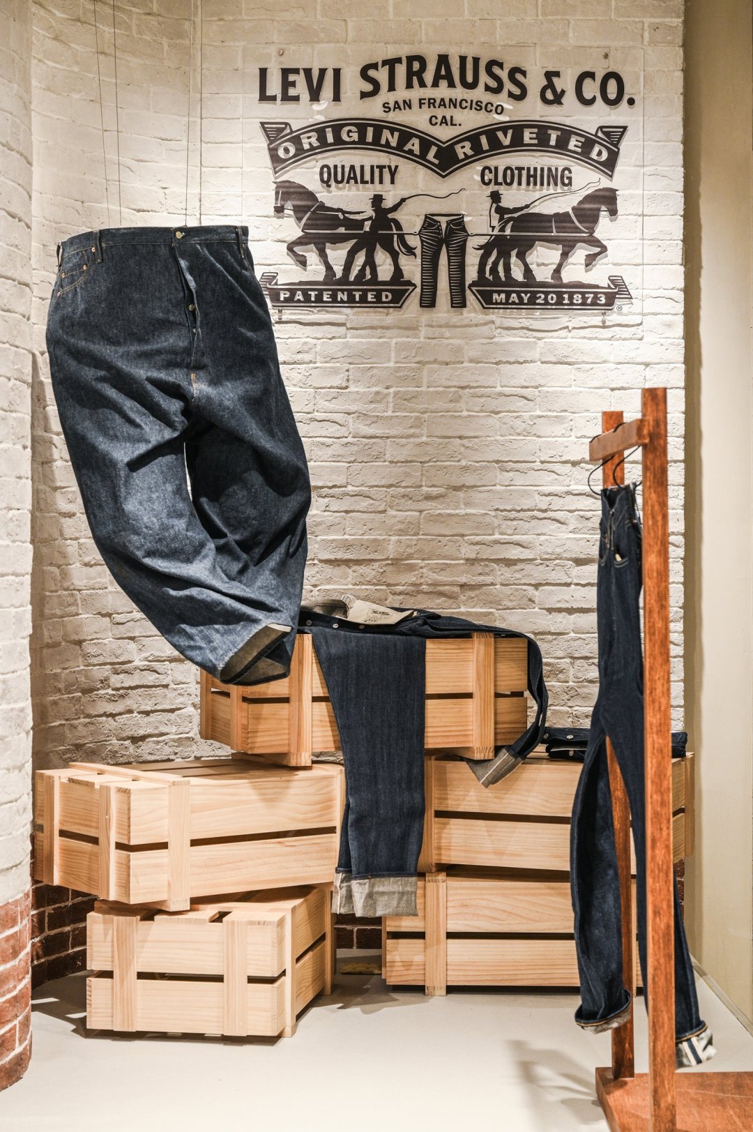 同一条 Levi's，店里软、网购硬：型号只管裤型，货号才管上身