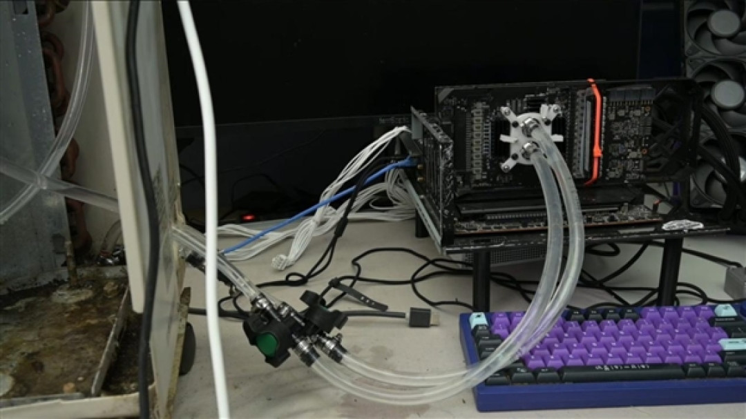 空调冷凝器魔改水冷!RTX 3080热点直降37℃:功耗飙到459W
