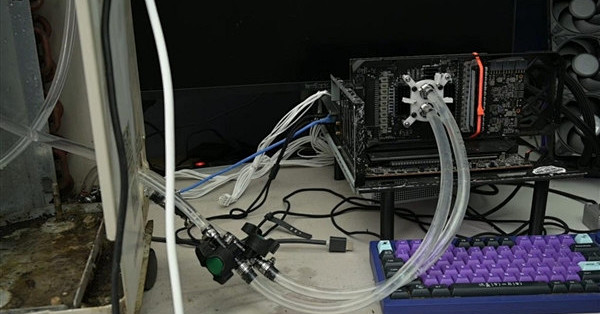 空调冷凝器魔改水冷！RTX 3080热点直降37℃：功耗飙到459W