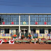 孩子睡了，南瓜灯还剩一半：幼儿园手工作业，先分清「陪他做」和「替他做」