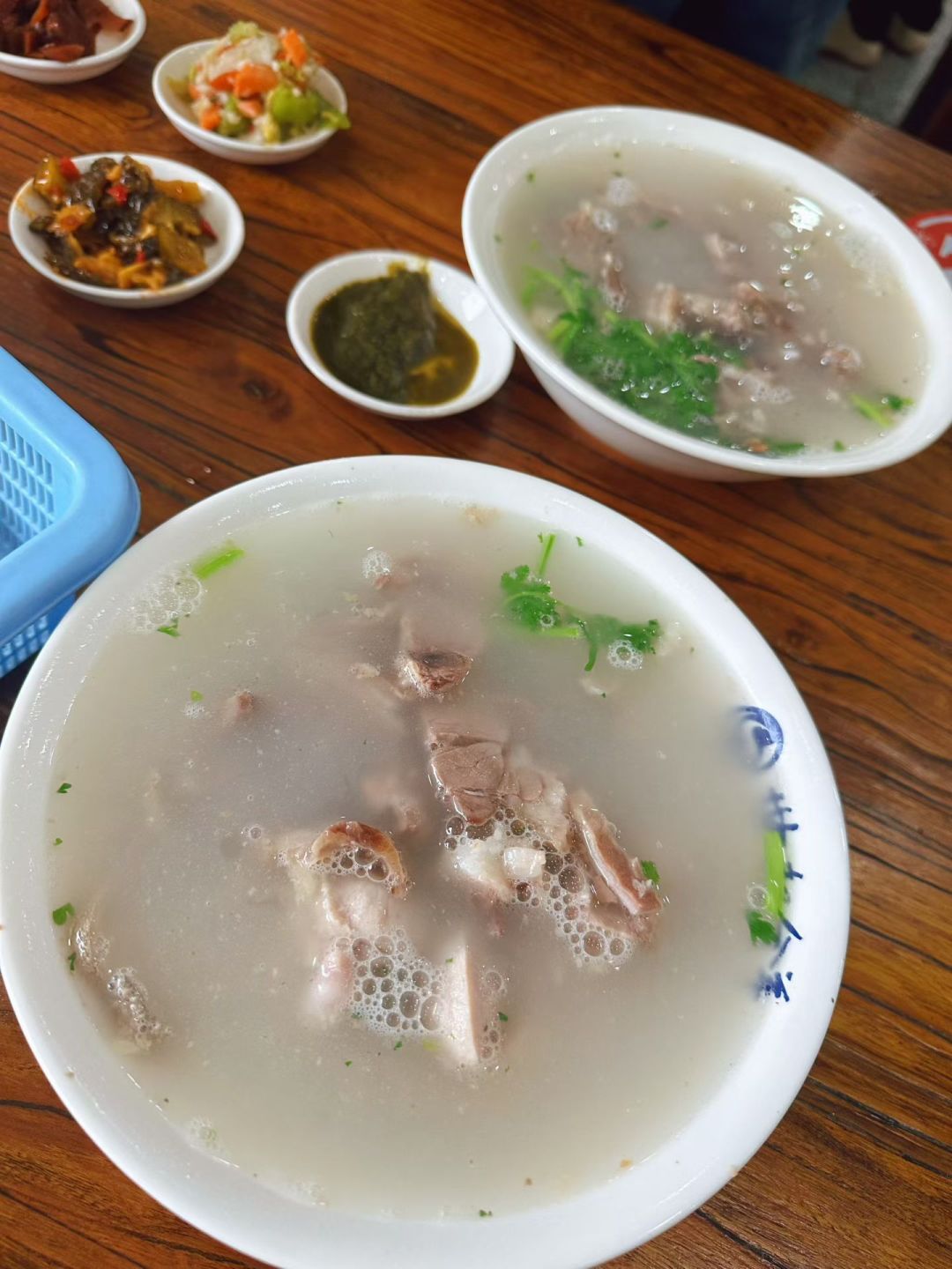 离立冬还有7天,第一锅羊肉汤:膻味长在油里,不在八角里