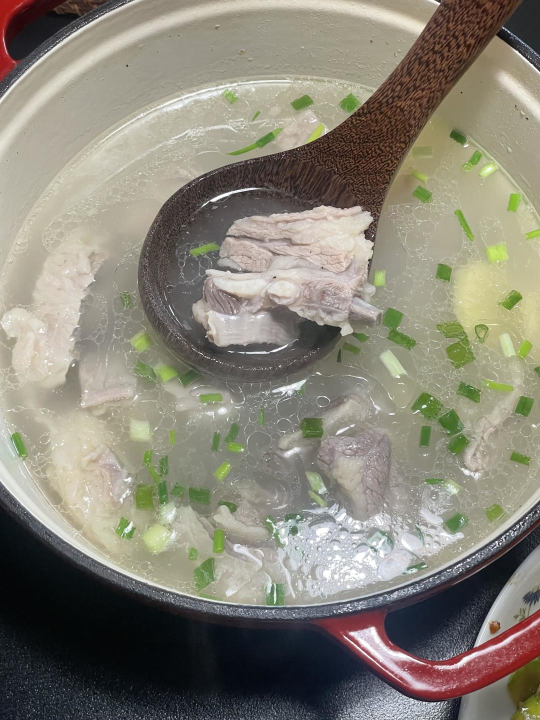 离立冬还有7天,第一锅羊肉汤:膻味长在油里,不在八角里