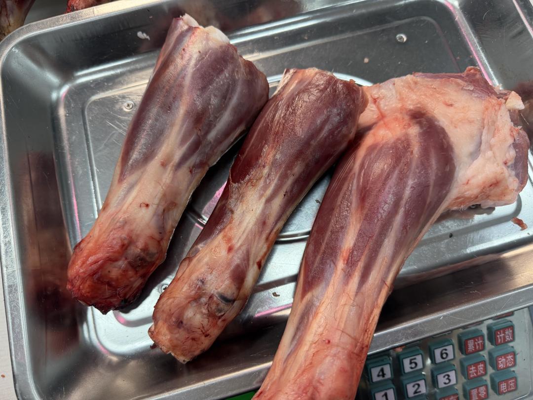 离立冬还有7天,第一锅羊肉汤:膻味长在油里,不在八角里
