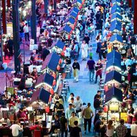 6串烤串26块，校门口一份拌粉5块：现在吃路边摊，先分清「熟客摊」和「过路摊」