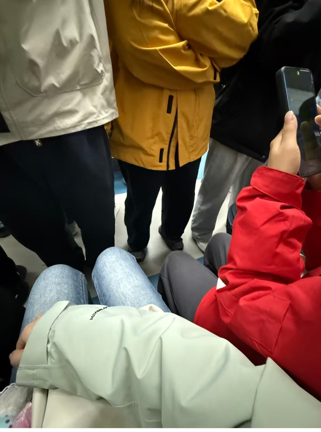 为什么一骑电动车，衣柜里只剩冲锋衣能穿？