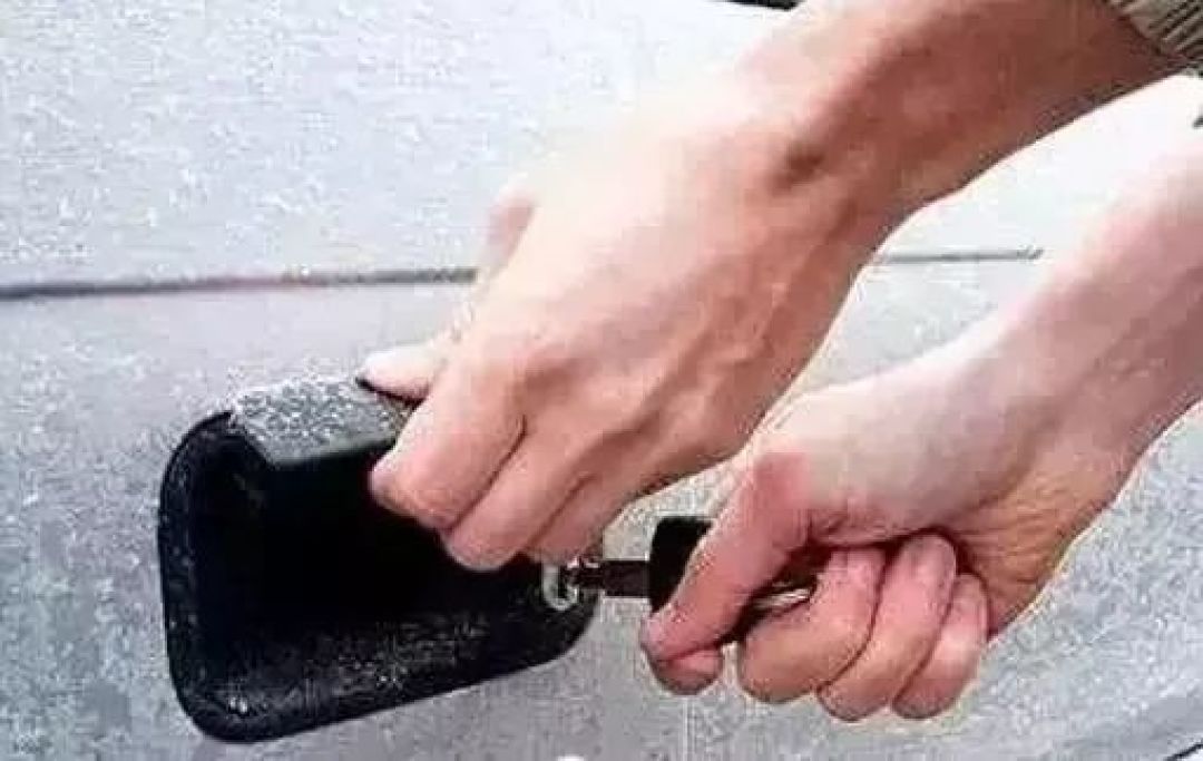 入冬第一波寒潮前,给老车门封条抹一遍硅脂:冻住别硬拽,更别浇开水