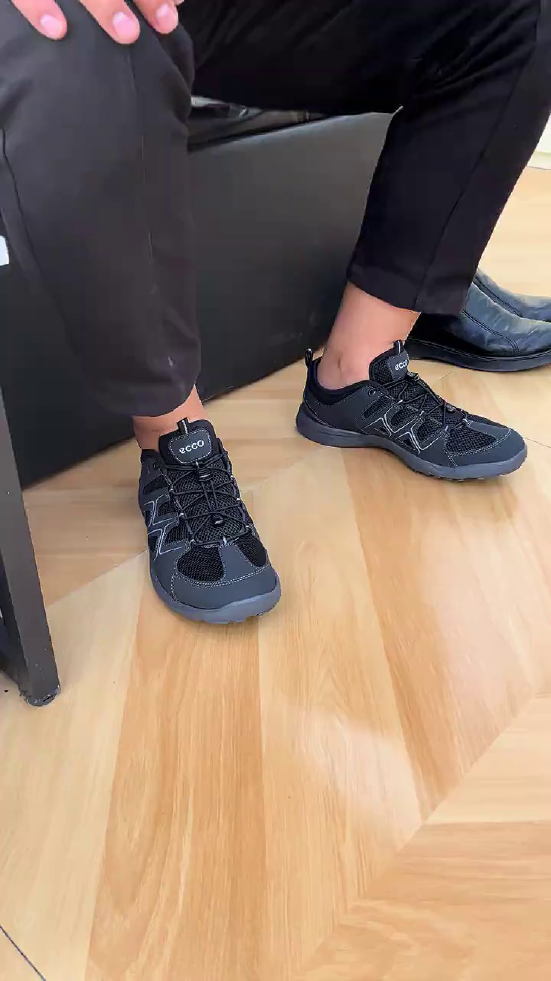 ECCO鞋底放几年碎成渣,不是质量问题:PU大底怕的不是穿,是闲