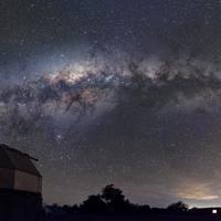 11月的狮子座流星雨，手机加三脚架就够；想拍猎户座星云，得先置办一整套：入门天文摄影，先分清「一片天」和「一个点」