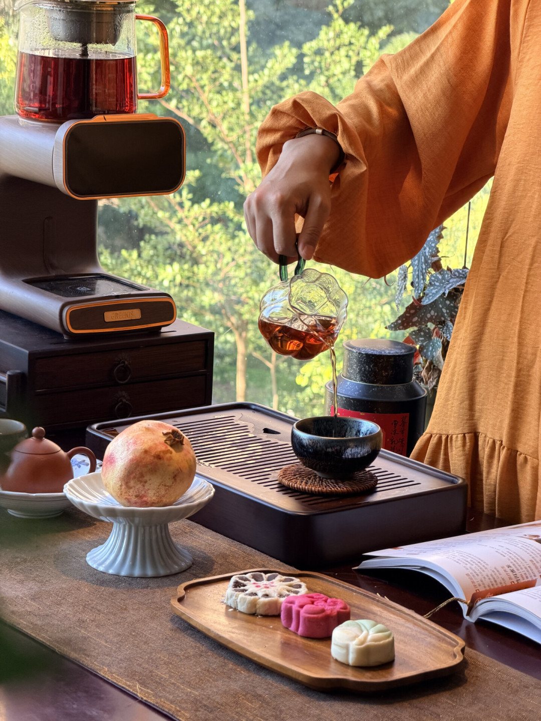 壶嘴不冲人,杯与杯留一道缝:茶席摆得好看,先分清「布景」和「布席」