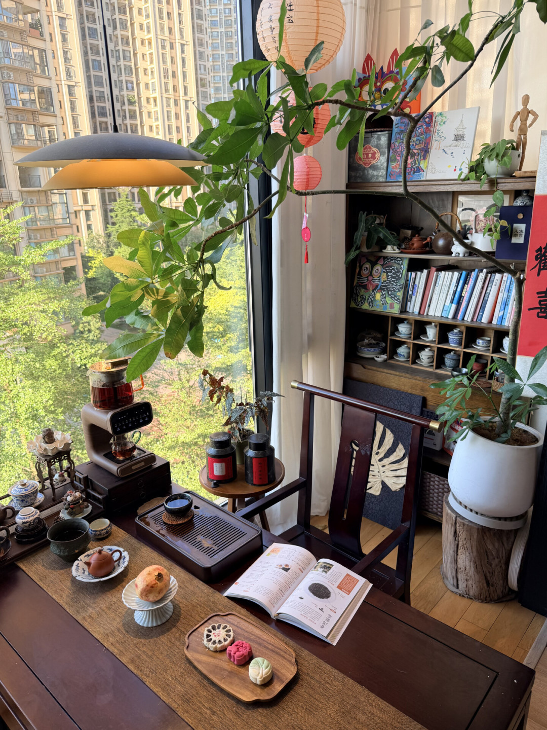 壶嘴不冲人,杯与杯留一道缝:茶席摆得好看,先分清「布景」和「布席」