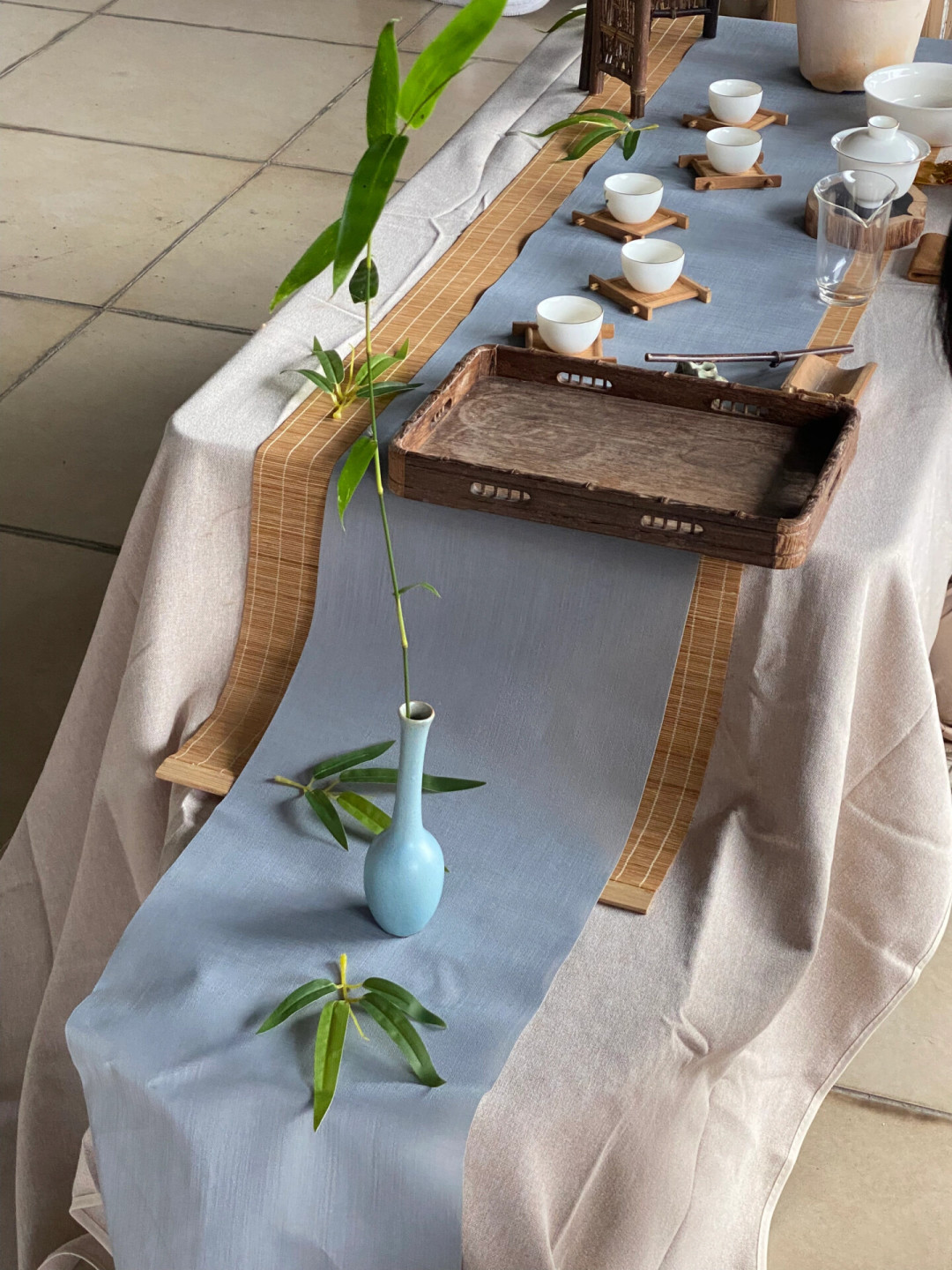 壶嘴不冲人,杯与杯留一道缝:茶席摆得好看,先分清「布景」和「布席」