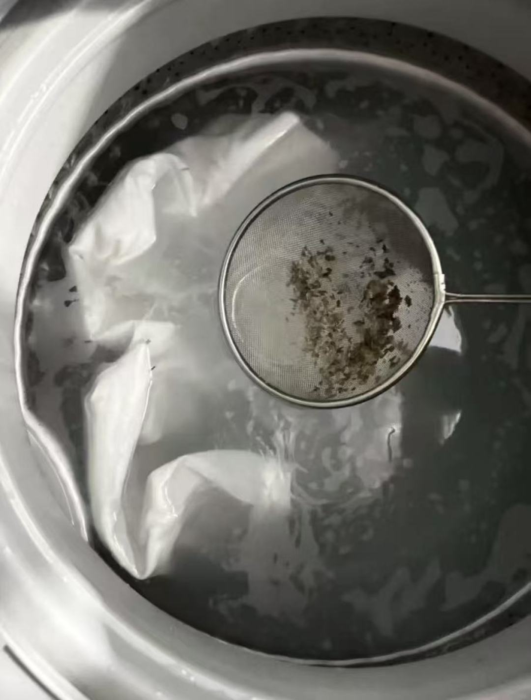 洗衣机被清洁剂洗出“紫菜汤”?先别拆机:波轮泡两轮,滚筒先看说明书