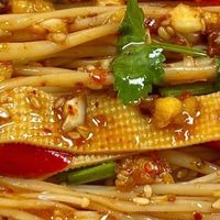 酸辣凉拌金针菇豆皮