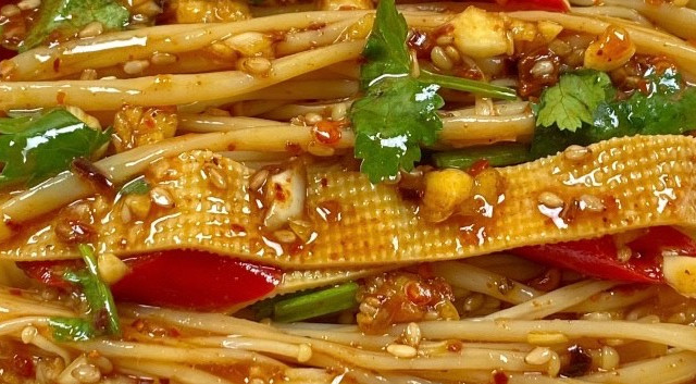 酸辣凉拌金针菇豆皮