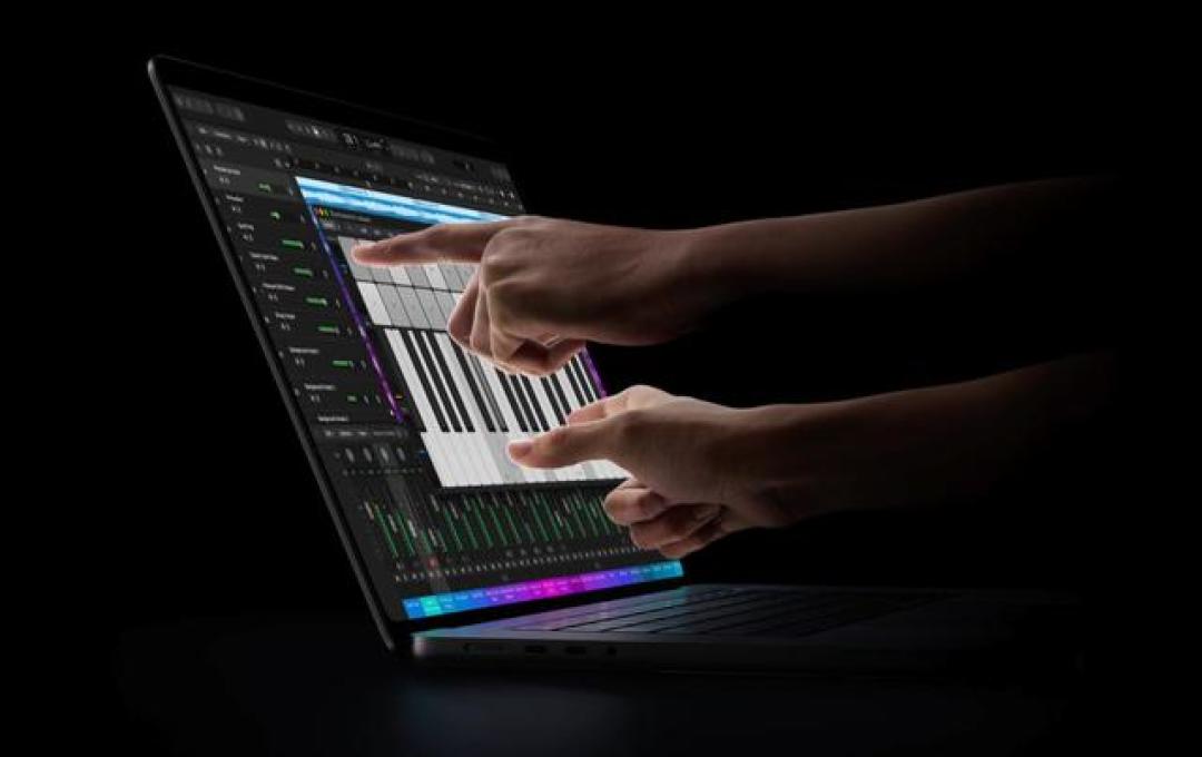 手指触控MacBook屏幕
