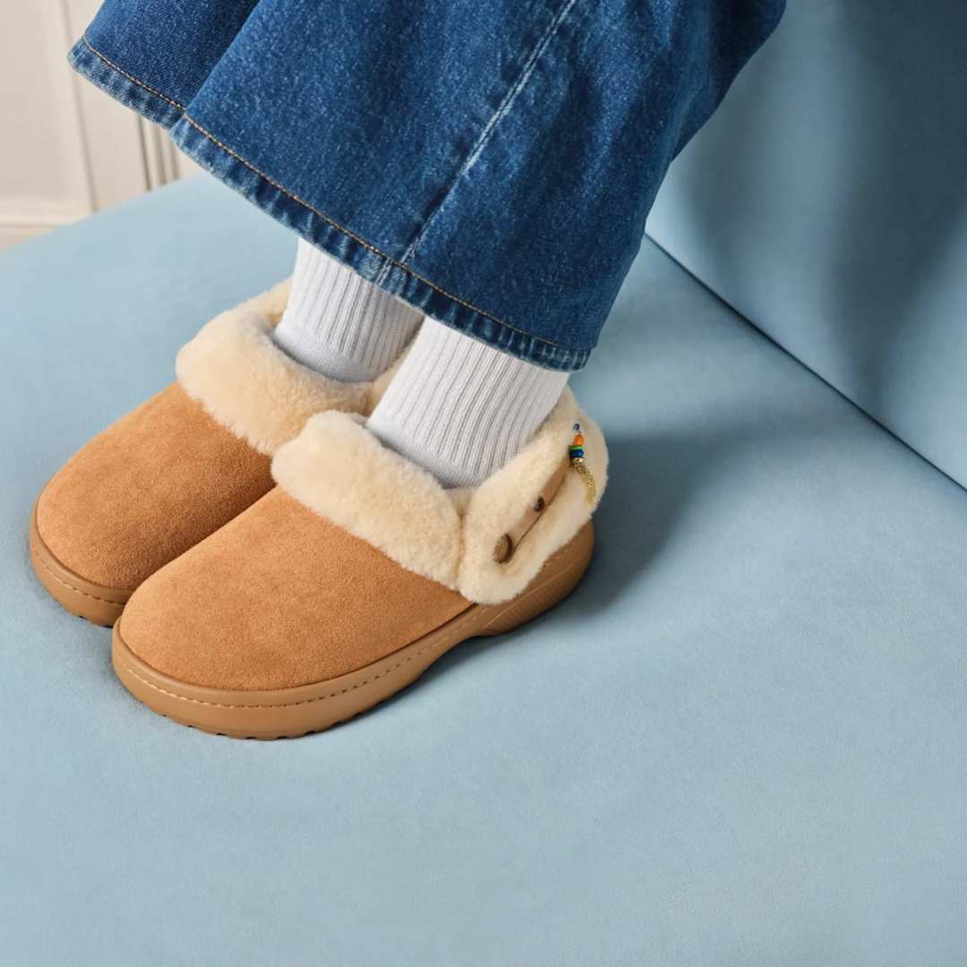 外面全是窟窿，里面是羊羔绒：冬天买 Crocs，先分清「鞋壳」和「内胆」