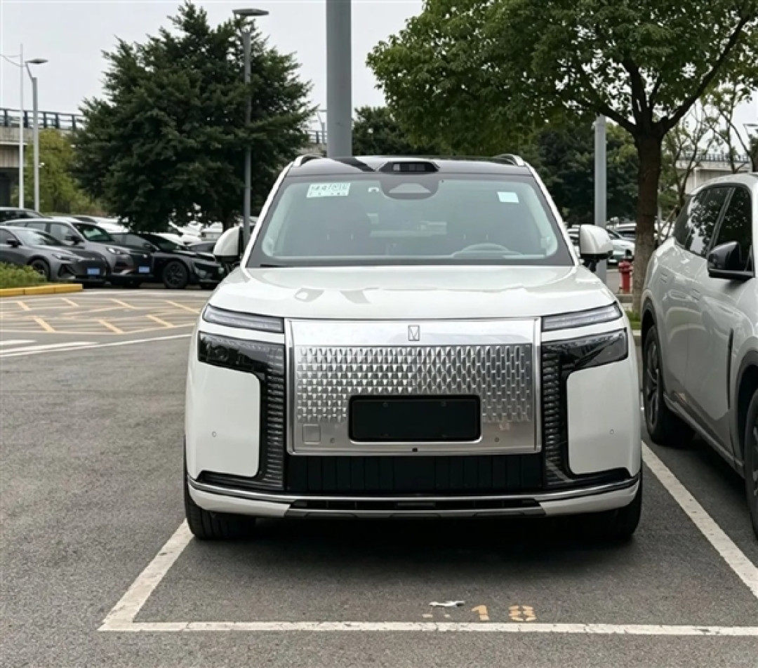 2.0T+三电机分布式插混动力 阿维塔旗舰SUV车型T09实车曝光