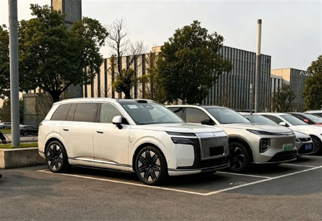 2.0T+三电机分布式插混动力 阿维塔旗舰SUV车型T09实车曝光