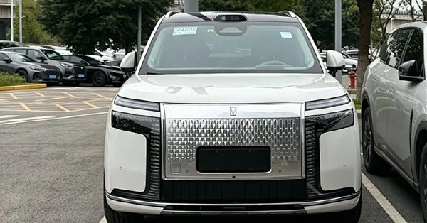 2.0T+三电机分布式插混动力 阿维塔旗舰SUV车型T09实车曝光