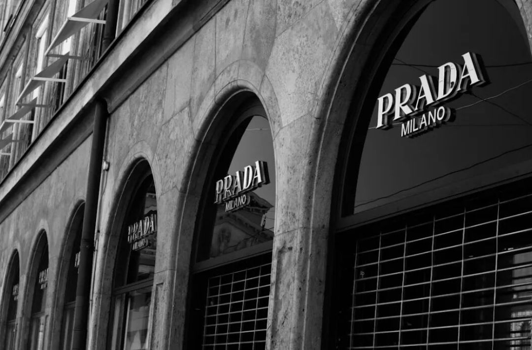 Prada重回Lyst第一,最火的是一只抽绳小袋:买Prada,先分清「爆款」和「经典款」