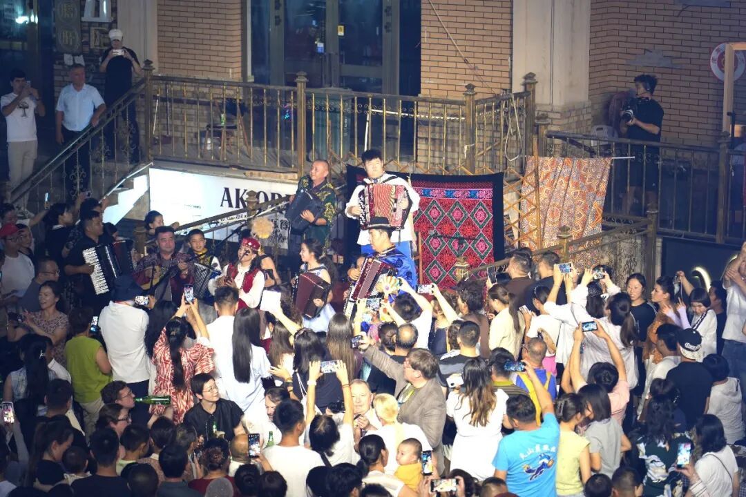 一条手风琴视频一万多赞，一台琴从300元排到3万元：第一次买琴，先分清「能响」和「能练」