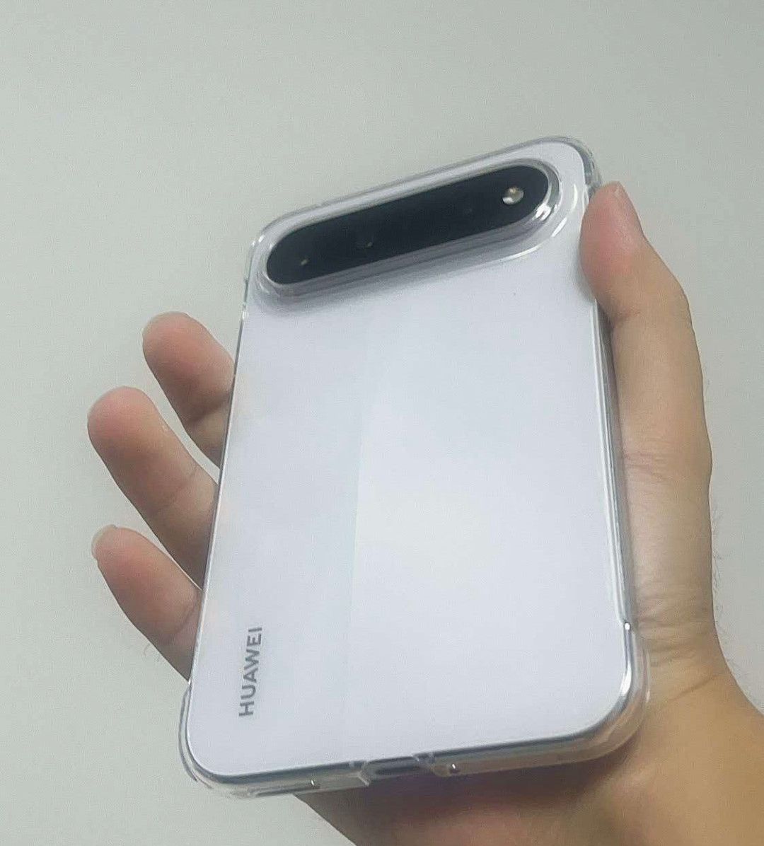 华为阔直板50天卖100万台:砍掉马达、扬声器、长焦的Pura X View,凭什么还有人抢着买?