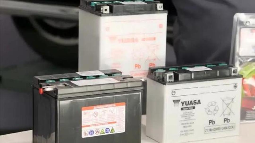 摩托车冬天打不着火?先量电瓶电压再花钱