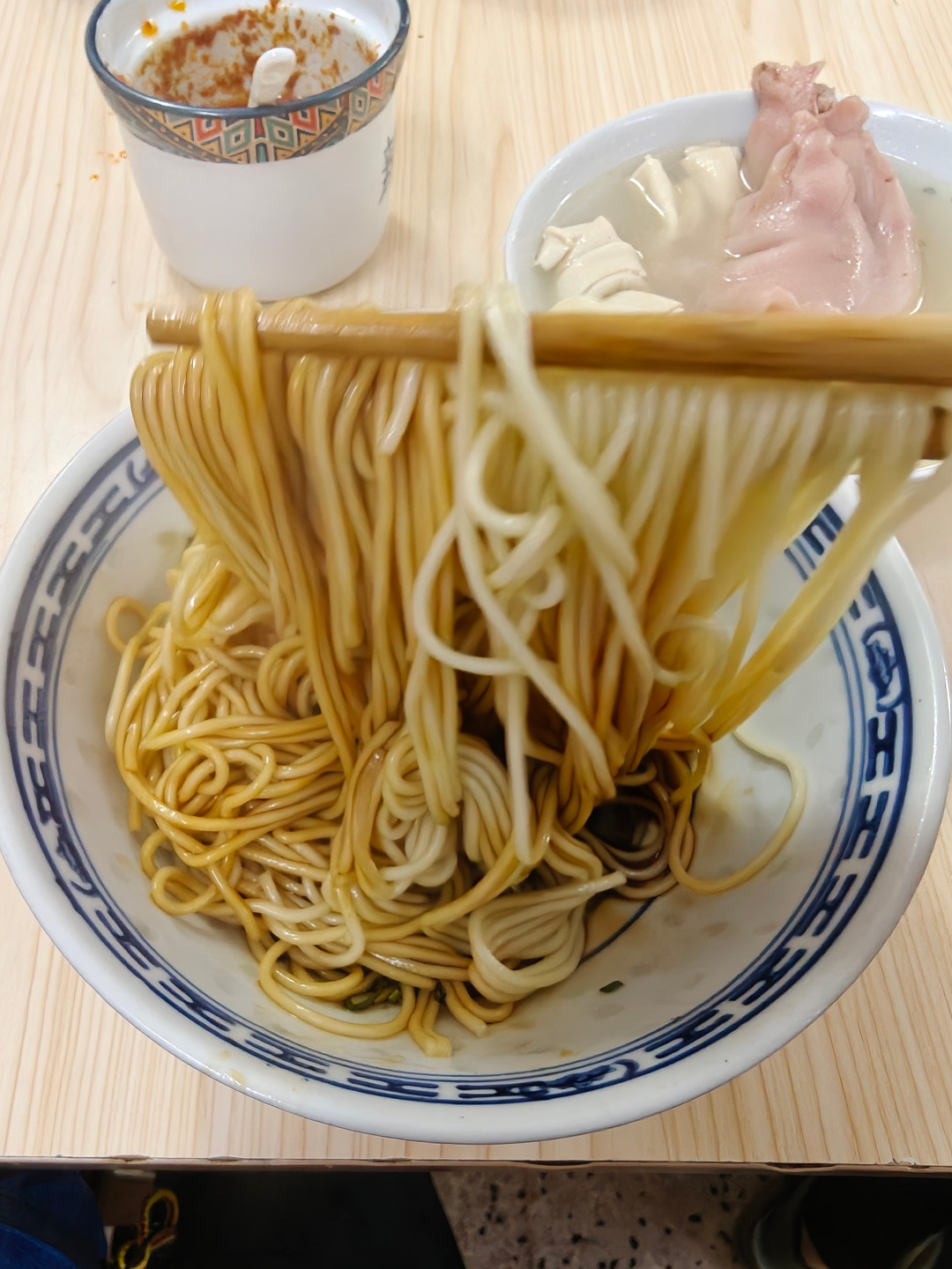 4.6分的茶餐厅，6份外卖3份有异味；40年守着一锅汤的店进了必比登：找特色餐厅，先分清「布景」和「灶台」