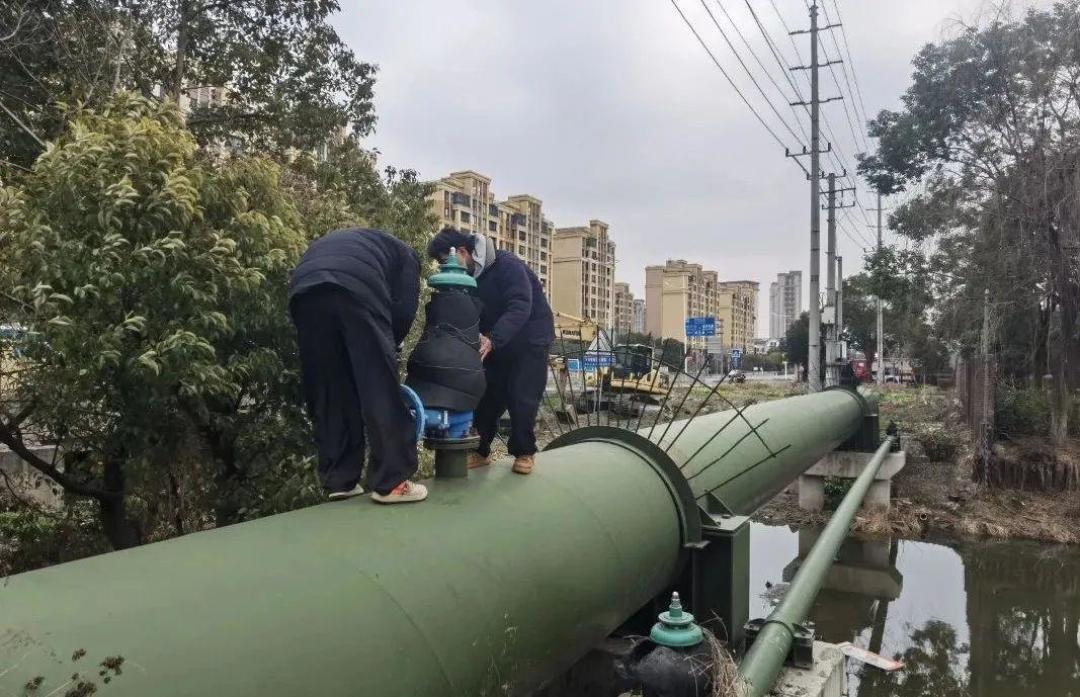 入冬前别急着贴保温棉：水管冻裂多是被压碎的，不是冻碎的——先排空再包