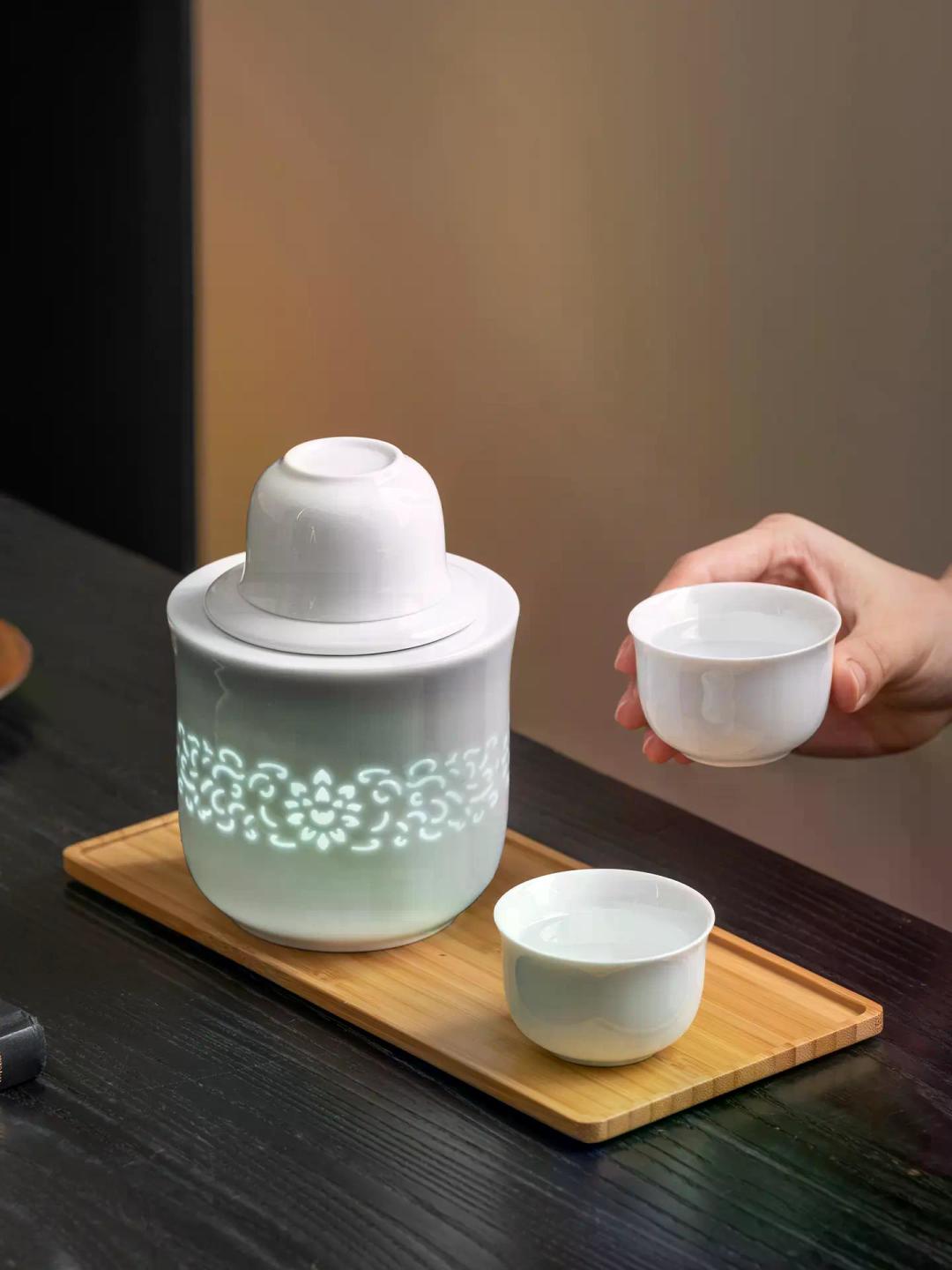青瓷温酒器与酒杯